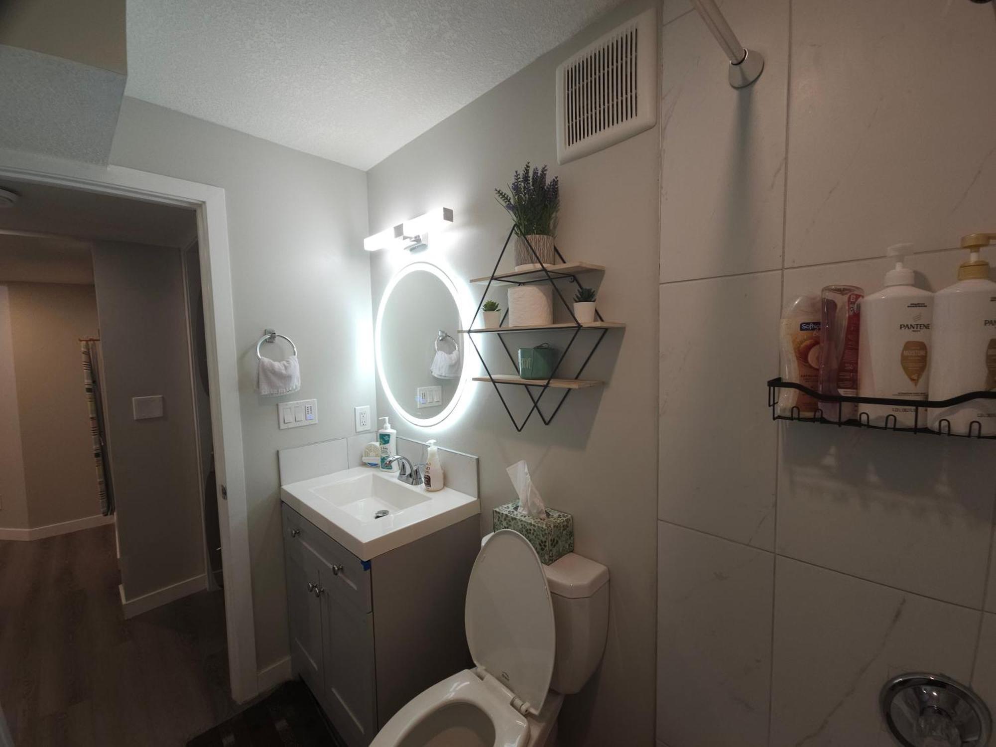 Cozy 2 Bedroom Suite, Queen Beds, Near The Airport Edmonton Exterior photo