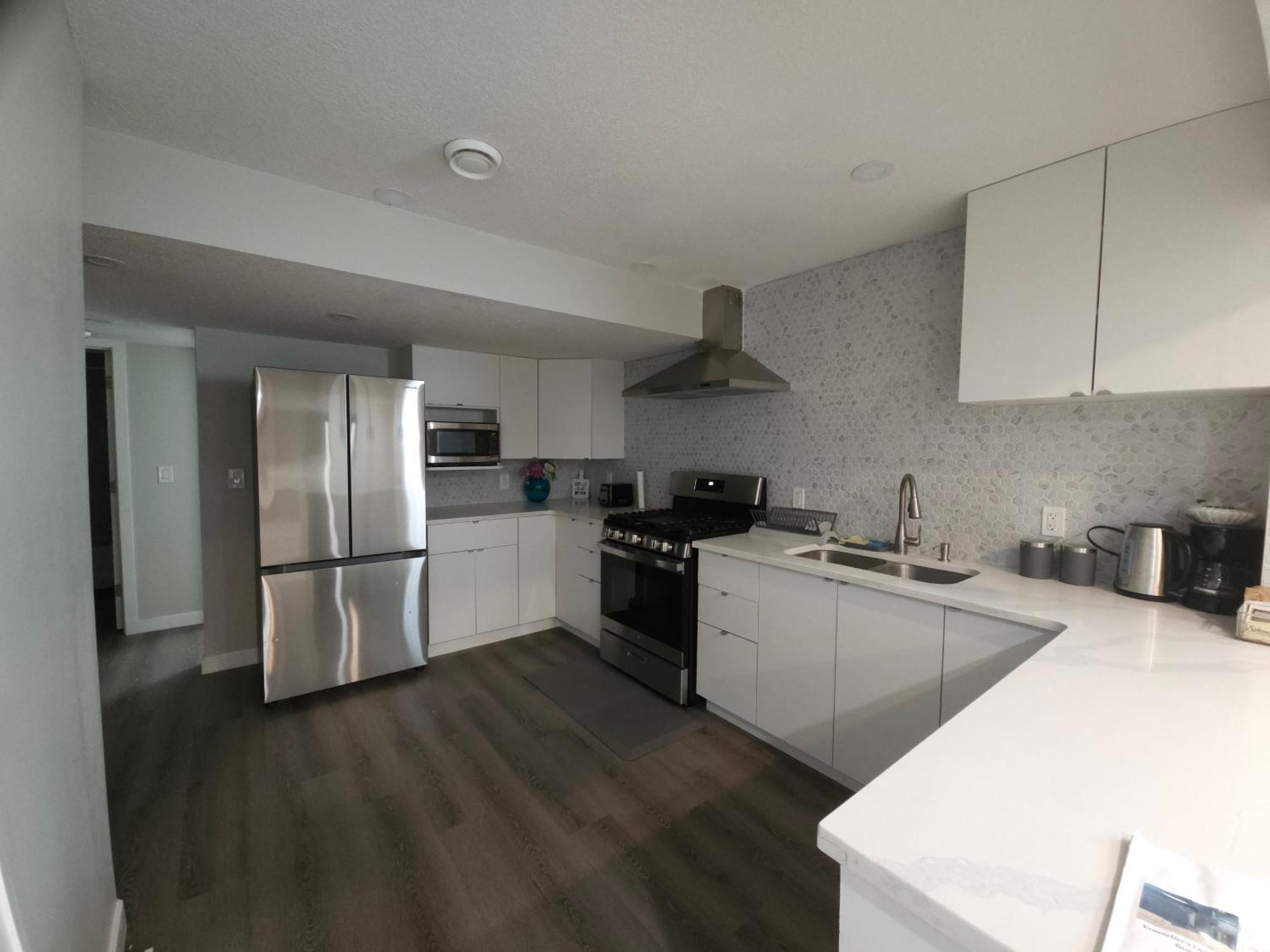 Cozy 2 Bedroom Suite, Queen Beds, Near The Airport Edmonton Exterior photo