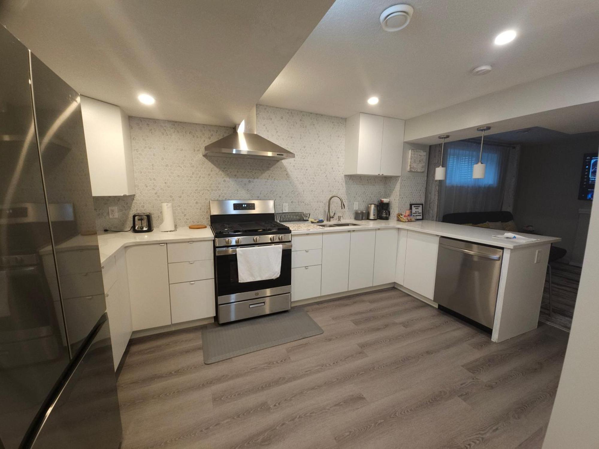 Cozy 2 Bedroom Suite, Queen Beds, Near The Airport Edmonton Exterior photo